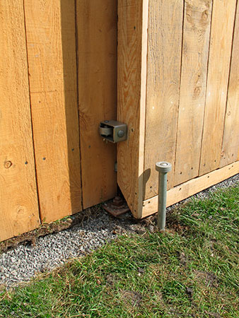 Portail entre cour et ruelle (Pointe-Saint-Charles, Montréal)
