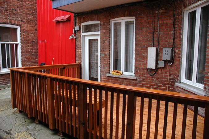 Terrasse aménagée dans une cour arrère bétonnée de la Petite Italie - 25point4