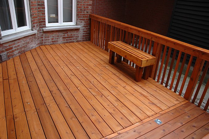 Terrasse aménagée dans une cour arrère bétonnée de la Petite Italie - 25point4