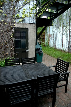 Rajeunissement d'une cour et de sa clôture sur ruelle, rénovation de la galerie arrière (Rue des Érables, Montréal).