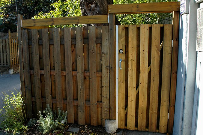 Rajeunissement d'une cour et de sa clôture sur ruelle, rénovation de la galerie arrière (Rue des Érables, Montréal).