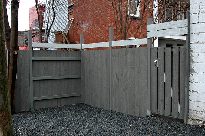 Clôture de cour arrière et accès au garage (Rue Fabre, Montréal).