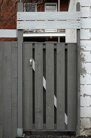 Clôture de cour arrière et accès au garage (Rue Fabre, Montréal).