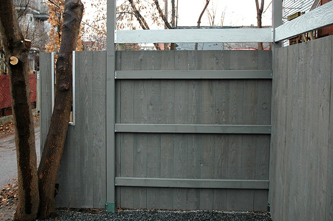 Clôture de cour arrière et accès au garage (Rue Fabre, Montréal).