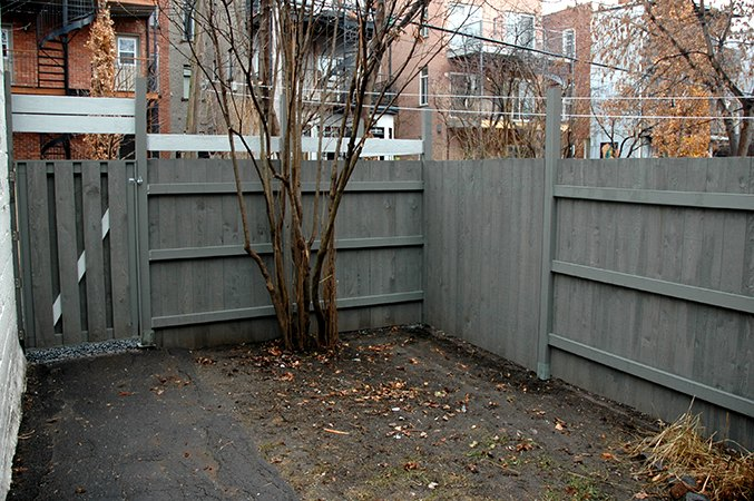 Clôture de cour arrière et accès au garage (Rue Fabre, Montréal).