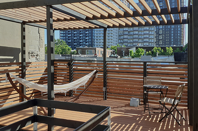 Terrasse aménagée sur le toit d'une résidence de la Rue Tupper - 25point4